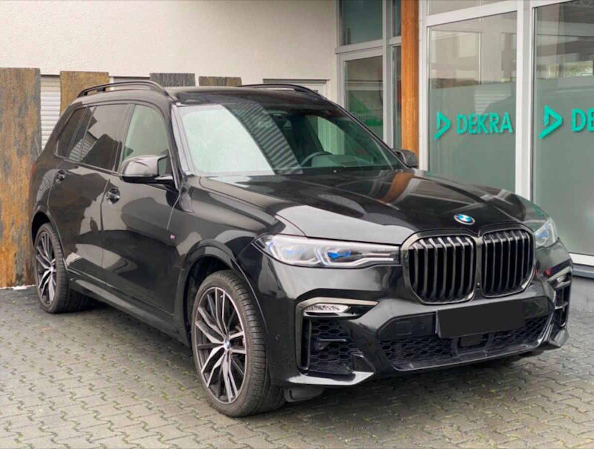 BMW X7 M50d Mpaket | předváděcí auto | skladem | od autorizovaného prodejce | černá metalíza | super cena | top stav | online nákup | autoibuy.com